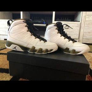 Jordan 9 statue size 8.5